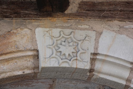 Une clé de voute en pierre avec signe occitan